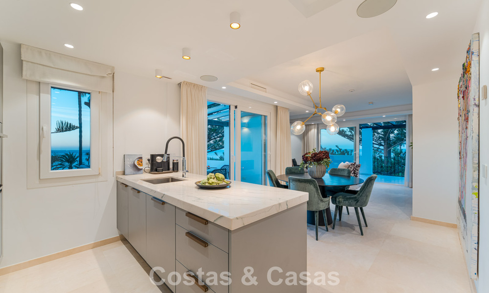 Eigentijds gerenoveerd ruim penthouse te koop op enkele stappen van het strand in San Pedro, Marbella 790524