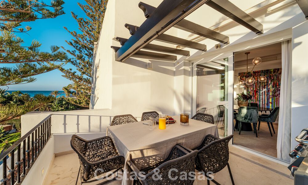 Eigentijds gerenoveerd ruim penthouse te koop op enkele stappen van het strand in San Pedro, Marbella 790527