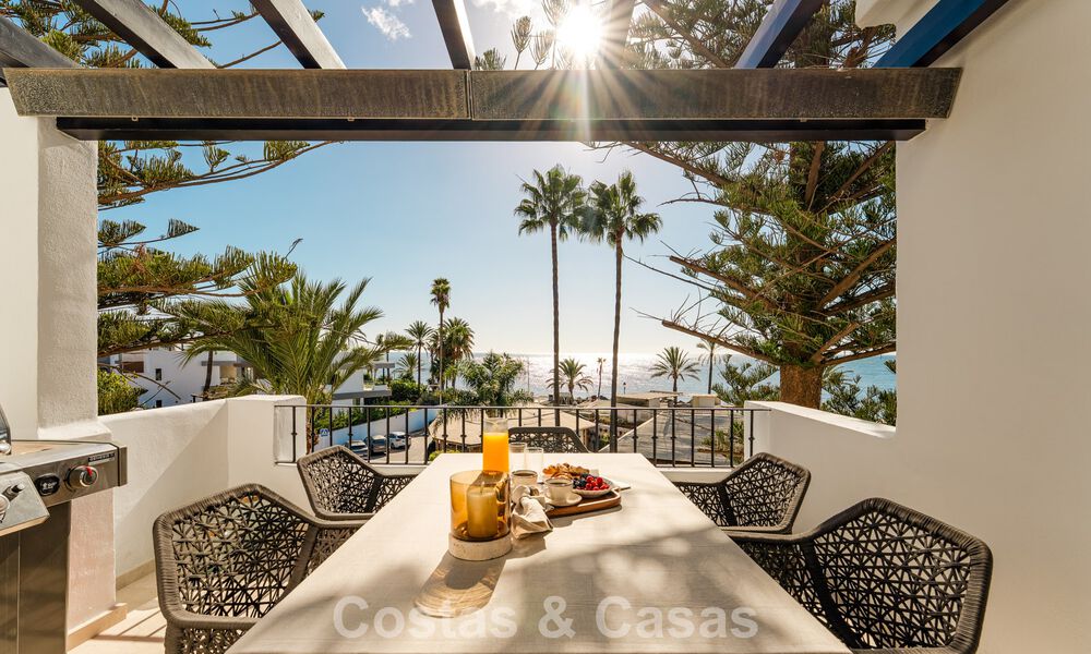 Eigentijds gerenoveerd ruim penthouse te koop op enkele stappen van het strand in San Pedro, Marbella 790529