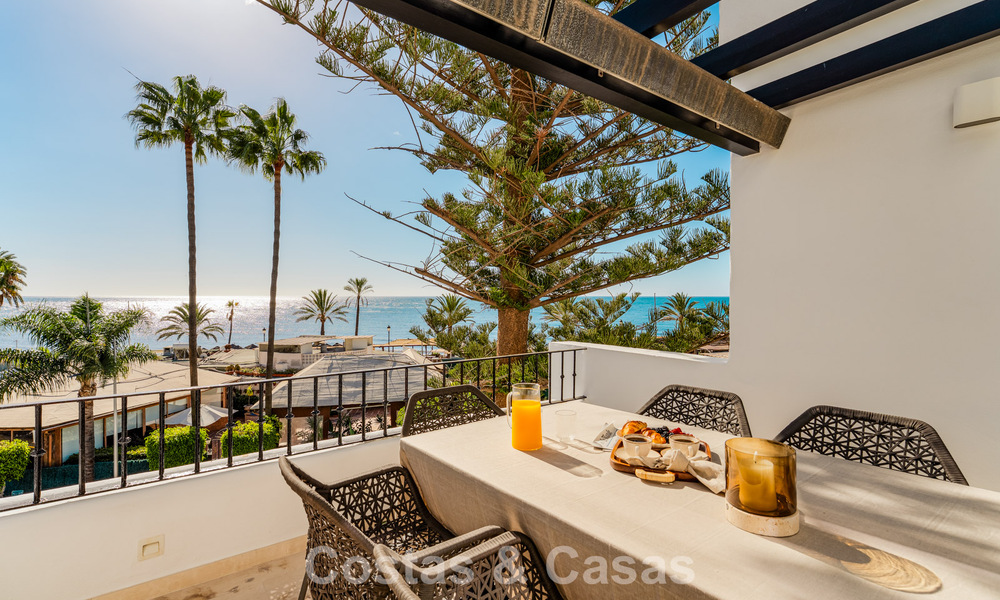 Eigentijds gerenoveerd ruim penthouse te koop op enkele stappen van het strand in San Pedro, Marbella 790530