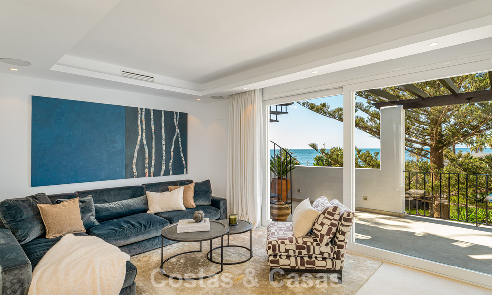 Eigentijds gerenoveerd ruim penthouse te koop op enkele stappen van het strand in San Pedro, Marbella 790533