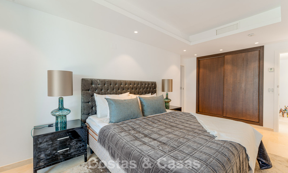 Eigentijds gerenoveerd ruim penthouse te koop op enkele stappen van het strand in San Pedro, Marbella 790537