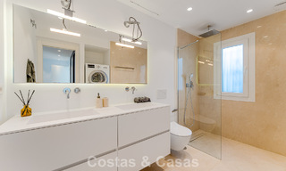 Eigentijds gerenoveerd ruim penthouse te koop op enkele stappen van het strand in San Pedro, Marbella 790538 