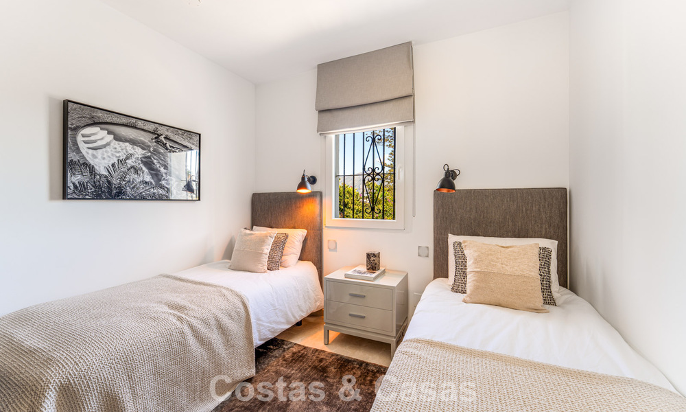 Eigentijds gerenoveerd ruim penthouse te koop op enkele stappen van het strand in San Pedro, Marbella 790539