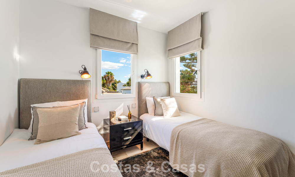 Eigentijds gerenoveerd ruim penthouse te koop op enkele stappen van het strand in San Pedro, Marbella 790544