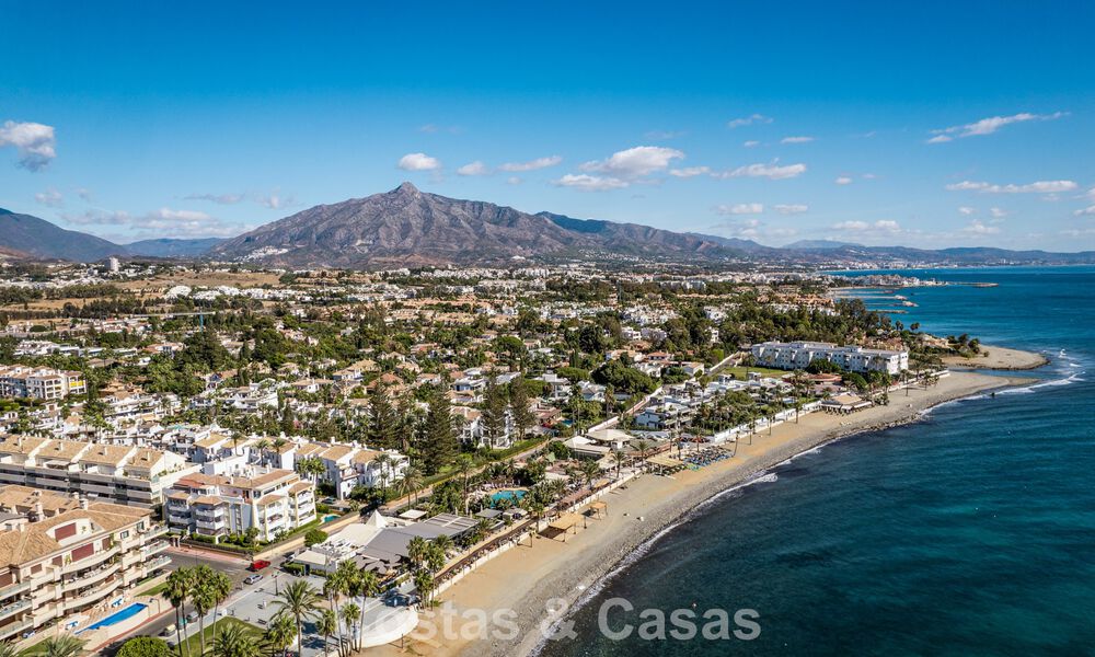 Eigentijds gerenoveerd ruim penthouse te koop op enkele stappen van het strand in San Pedro, Marbella 790547
