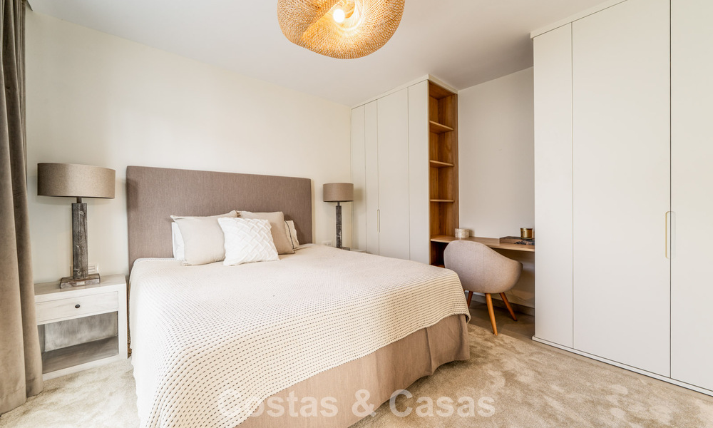 Villa met moderne mediterrane flair te koop op enkele minuten lopen van het strand en centrum van San Pedro, Marbella 790551