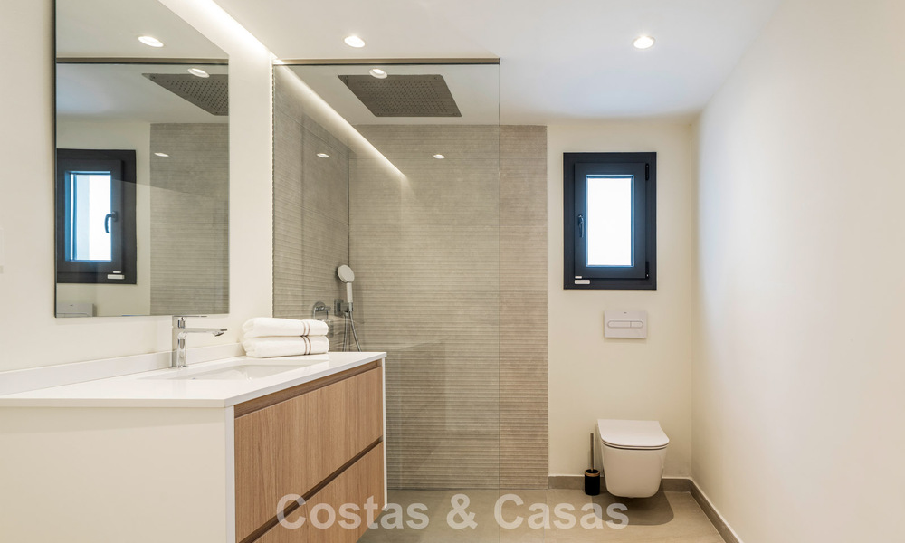 Villa met moderne mediterrane flair te koop op enkele minuten lopen van het strand en centrum van San Pedro, Marbella 790558