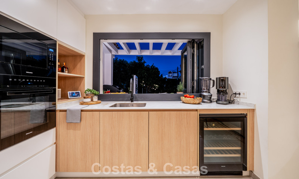 Villa met moderne mediterrane flair te koop op enkele minuten lopen van het strand en centrum van San Pedro, Marbella 790580