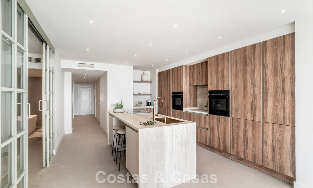 Eigentijds gerenoveerd 3-slaapkamer appartement te koop met privézwembad en zeezicht in Nueva Andalucia, Marbella 790796