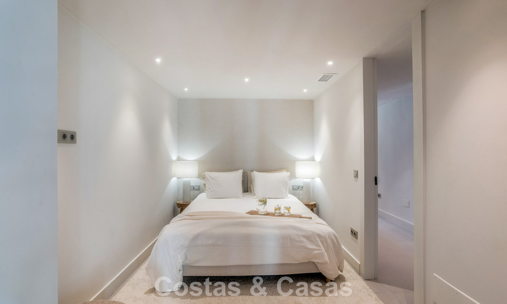 Eigentijds gerenoveerd 3-slaapkamer appartement te koop met privézwembad en zeezicht in Nueva Andalucia, Marbella 790808