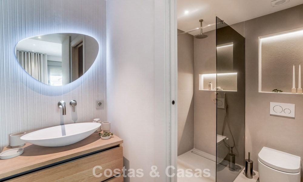 Eigentijds gerenoveerd 3-slaapkamer appartement te koop met privézwembad en zeezicht in Nueva Andalucia, Marbella 790810