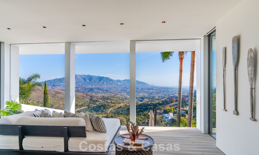 Eigentijdse luxevilla met panoramisch berg- en zeezicht te koop in de heuvels van Oost-Marbella 790943