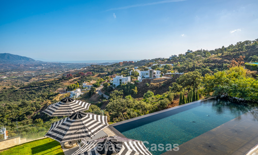 Eigentijdse luxevilla met panoramisch berg- en zeezicht te koop in de heuvels van Oost-Marbella 790952