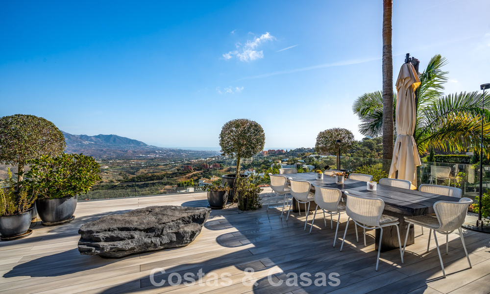 Eigentijdse luxevilla met panoramisch berg- en zeezicht te koop in de heuvels van Oost-Marbella 790953
