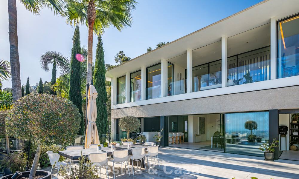 Eigentijdse luxevilla met panoramisch berg- en zeezicht te koop in de heuvels van Oost-Marbella 790954