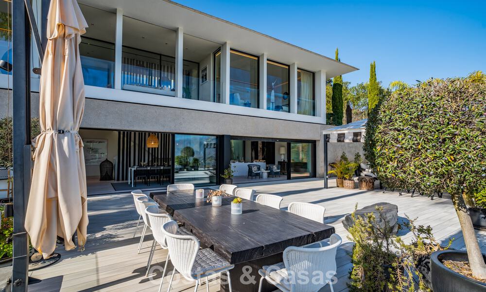 Eigentijdse luxevilla met panoramisch berg- en zeezicht te koop in de heuvels van Oost-Marbella 790955