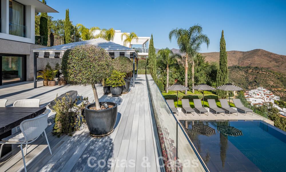 Eigentijdse luxevilla met panoramisch berg- en zeezicht te koop in de heuvels van Oost-Marbella 790956