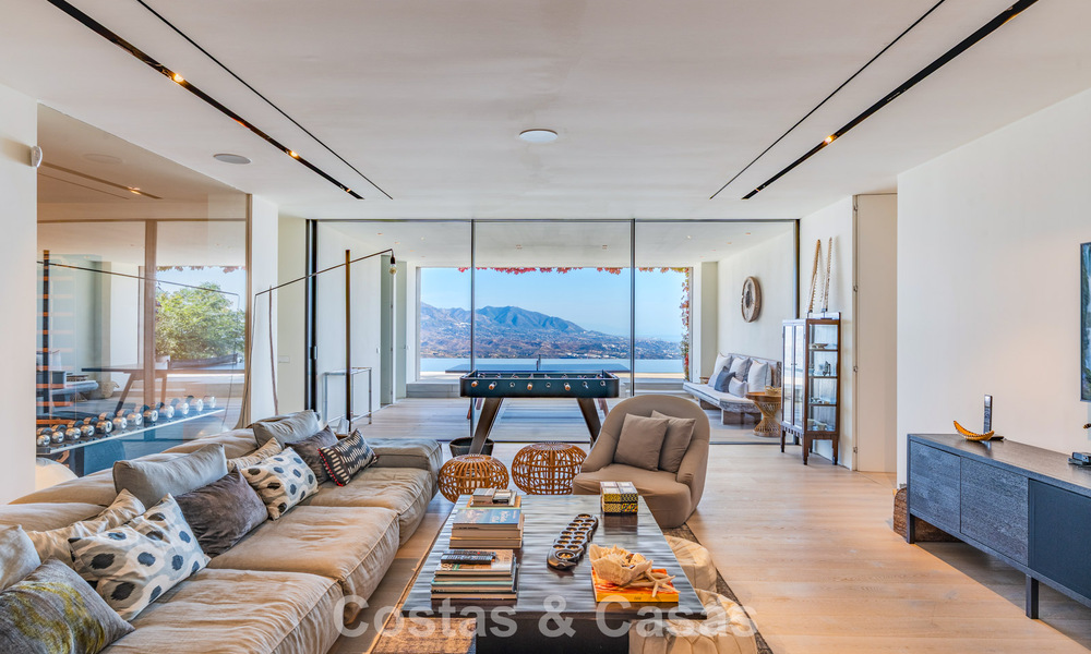 Eigentijdse luxevilla met panoramisch berg- en zeezicht te koop in de heuvels van Oost-Marbella 790957