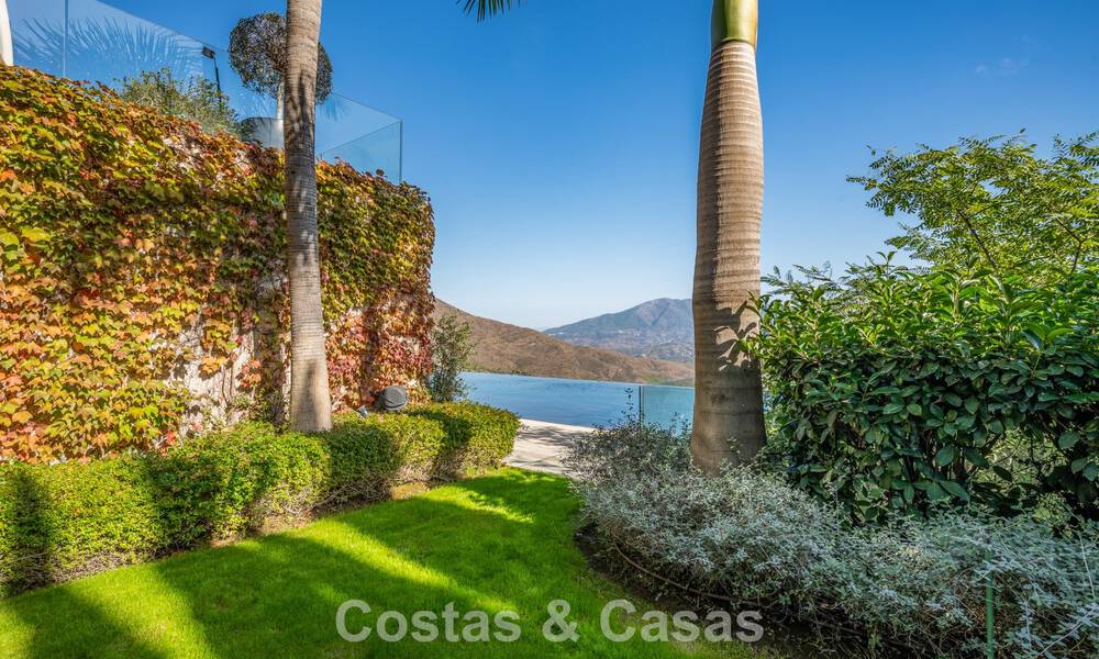 Eigentijdse luxevilla met panoramisch berg- en zeezicht te koop in de heuvels van Oost-Marbella 790959