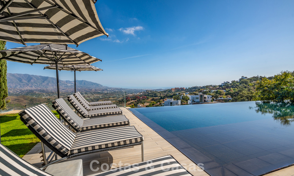 Eigentijdse luxevilla met panoramisch berg- en zeezicht te koop in de heuvels van Oost-Marbella 790962
