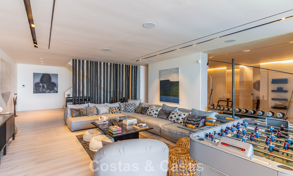 Eigentijdse luxevilla met panoramisch berg- en zeezicht te koop in de heuvels van Oost-Marbella 790967