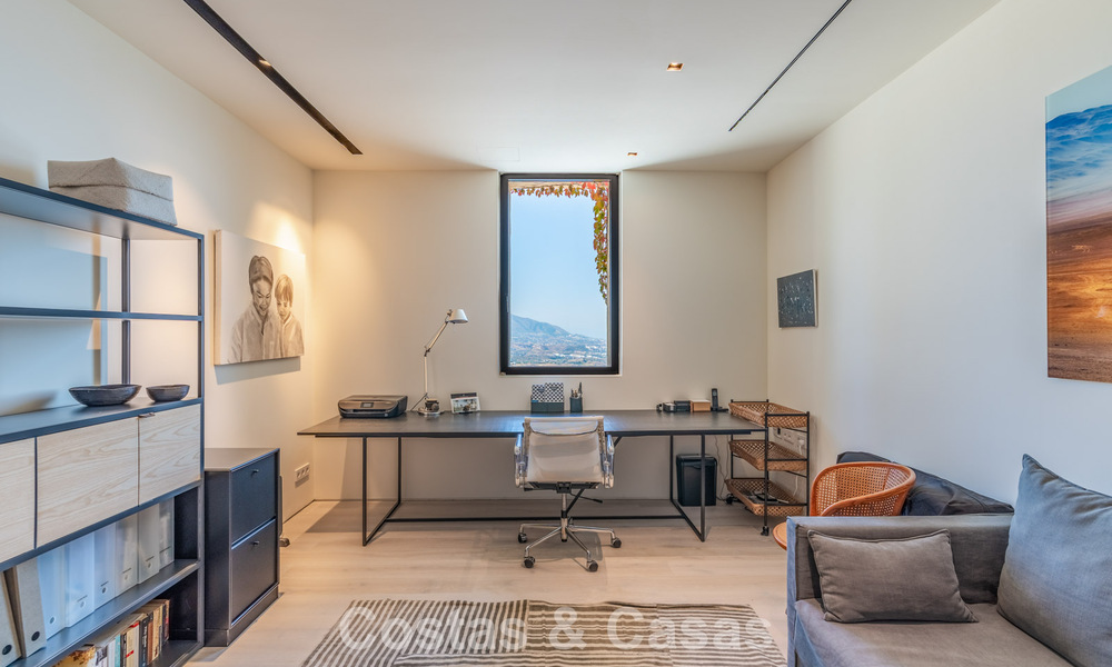 Eigentijdse luxevilla met panoramisch berg- en zeezicht te koop in de heuvels van Oost-Marbella 790969