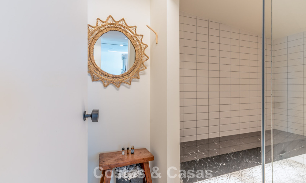 Eigentijdse luxevilla met panoramisch berg- en zeezicht te koop in de heuvels van Oost-Marbella 790977