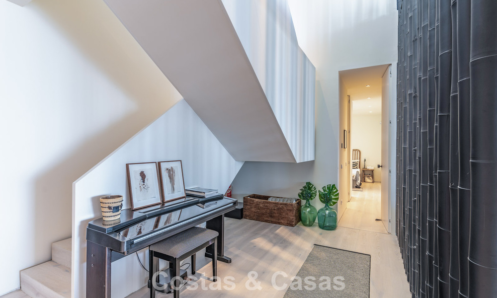 Eigentijdse luxevilla met panoramisch berg- en zeezicht te koop in de heuvels van Oost-Marbella 790979