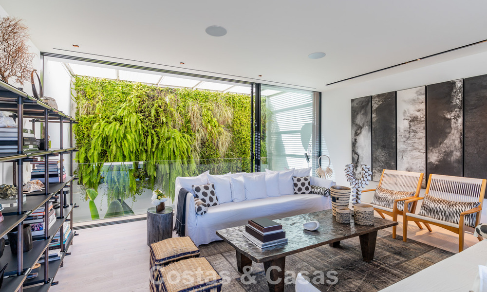 Eigentijdse luxevilla met panoramisch berg- en zeezicht te koop in de heuvels van Oost-Marbella 790983