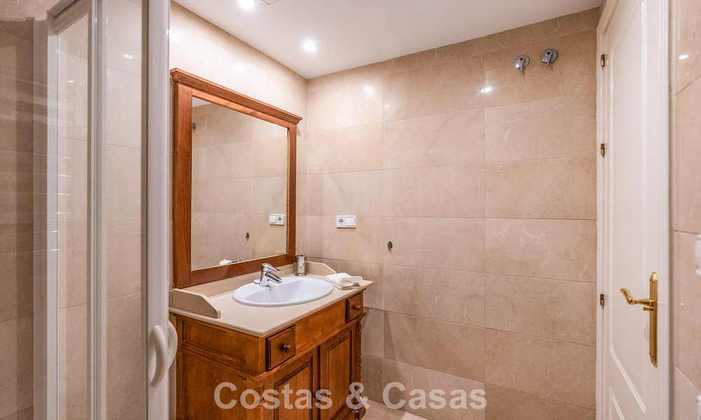 Verzorgd Mediterraan appartement met golf- en zeezicht te koop in een golfresort in de heuvels van Marbella - Benahavis 790922