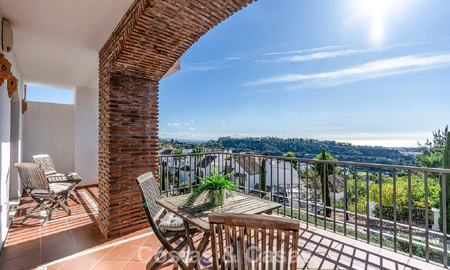 Verzorgd Mediterraan appartement met golf- en zeezicht te koop in een golfresort in de heuvels van Marbella - Benahavis 790923