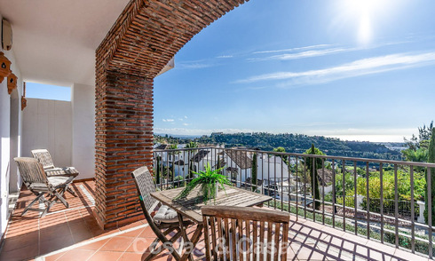 Verzorgd Mediterraan appartement met golf- en zeezicht te koop in een golfresort in de heuvels van Marbella - Benahavis 790923