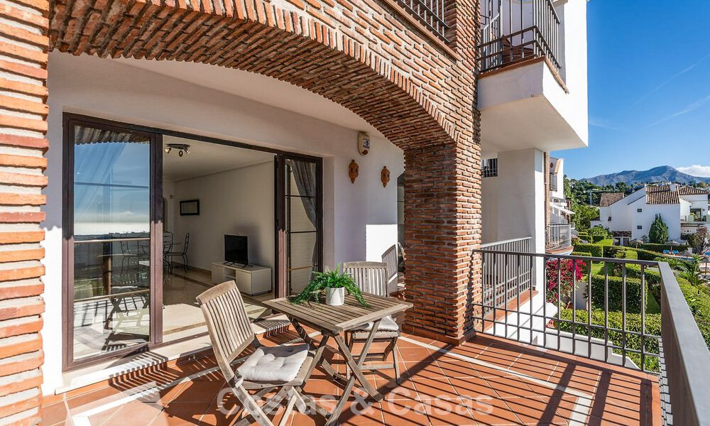 Verzorgd Mediterraan appartement met golf- en zeezicht te koop in een golfresort in de heuvels van Marbella - Benahavis 790924