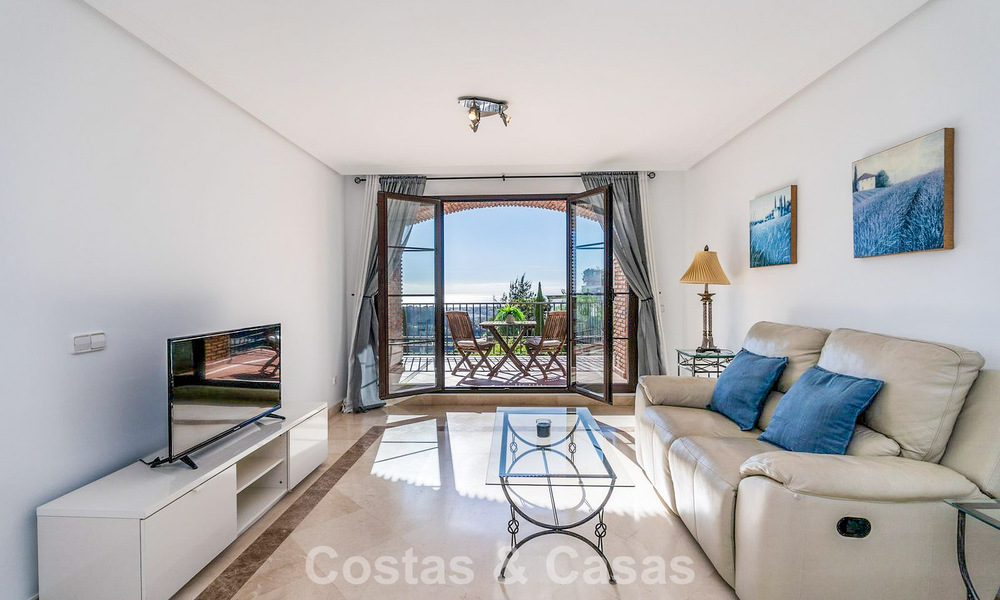 Verzorgd Mediterraan appartement met golf- en zeezicht te koop in een golfresort in de heuvels van Marbella - Benahavis 790925