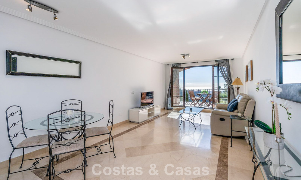 Verzorgd Mediterraan appartement met golf- en zeezicht te koop in een golfresort in de heuvels van Marbella - Benahavis 790926