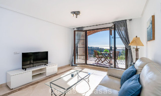 Verzorgd Mediterraan appartement met golf- en zeezicht te koop in een golfresort in de heuvels van Marbella - Benahavis 790927 