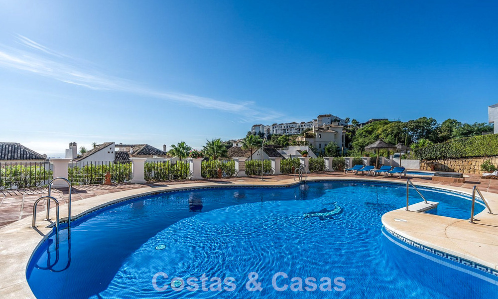 Verzorgd Mediterraan appartement met golf- en zeezicht te koop in een golfresort in de heuvels van Marbella - Benahavis 790929