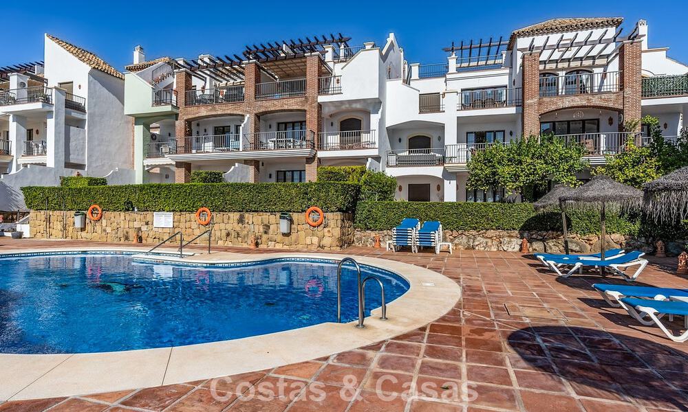 Verzorgd Mediterraan appartement met golf- en zeezicht te koop in een golfresort in de heuvels van Marbella - Benahavis 790930
