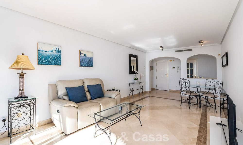 Verzorgd Mediterraan appartement met golf- en zeezicht te koop in een golfresort in de heuvels van Marbella - Benahavis 790935