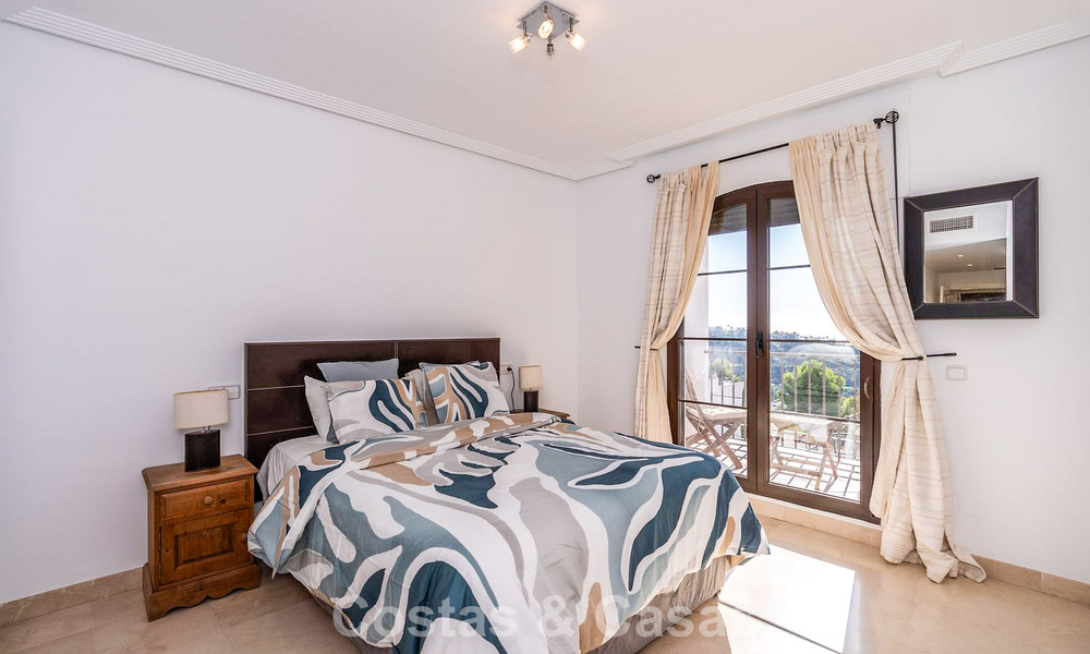 Verzorgd Mediterraan appartement met golf- en zeezicht te koop in een golfresort in de heuvels van Marbella - Benahavis 790938