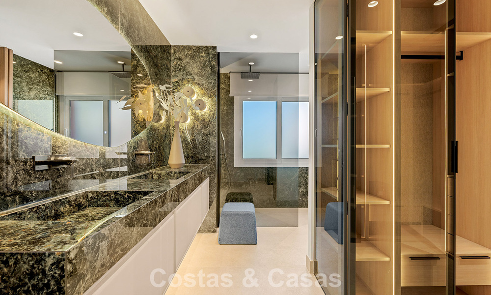 Ruim duplex penthouse te koop met zeezicht in een iconisch strandcomplex op de New Golden Mile, Marbella - Estepona 790825