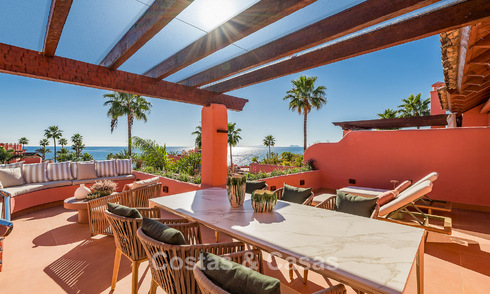 Ruim duplex penthouse te koop met zeezicht in een iconisch strandcomplex op de New Golden Mile, Marbella - Estepona 790833