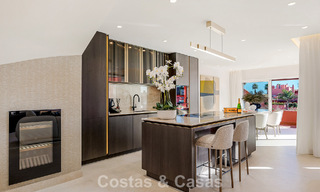 Ruim duplex penthouse te koop met zeezicht in een iconisch strandcomplex op de New Golden Mile, Marbella - Estepona 790842 