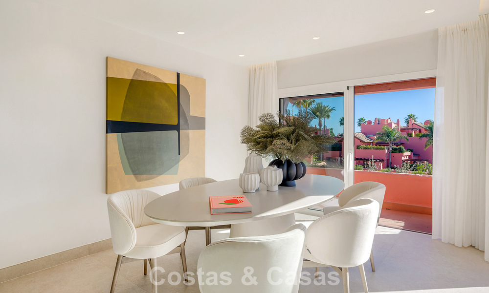 Ruim duplex penthouse te koop met zeezicht in een iconisch strandcomplex op de New Golden Mile, Marbella - Estepona 790843