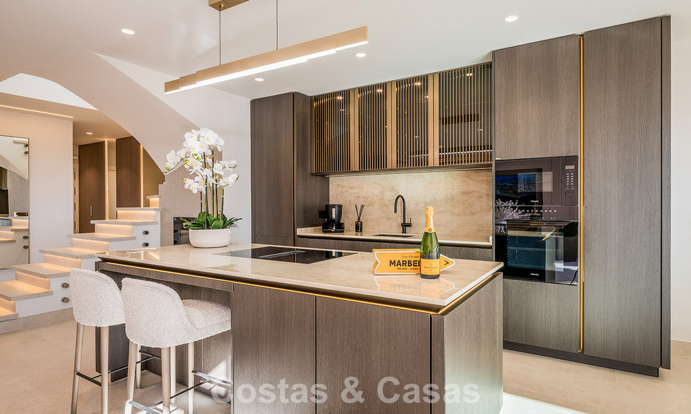 Ruim duplex penthouse te koop met zeezicht in een iconisch strandcomplex op de New Golden Mile, Marbella - Estepona 790848