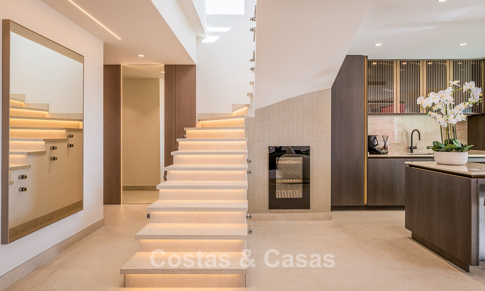 Ruim duplex penthouse te koop met zeezicht in een iconisch strandcomplex op de New Golden Mile, Marbella - Estepona 790850