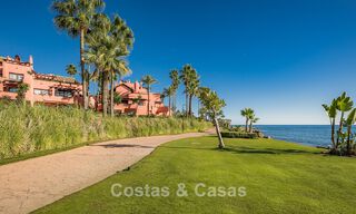 Ruim duplex penthouse te koop met zeezicht in een iconisch strandcomplex op de New Golden Mile, Marbella - Estepona 790857 