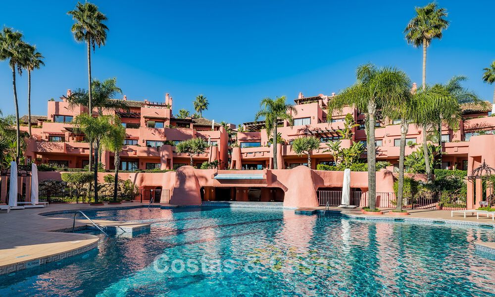 Ruim duplex penthouse te koop met zeezicht in een iconisch strandcomplex op de New Golden Mile, Marbella - Estepona 790858