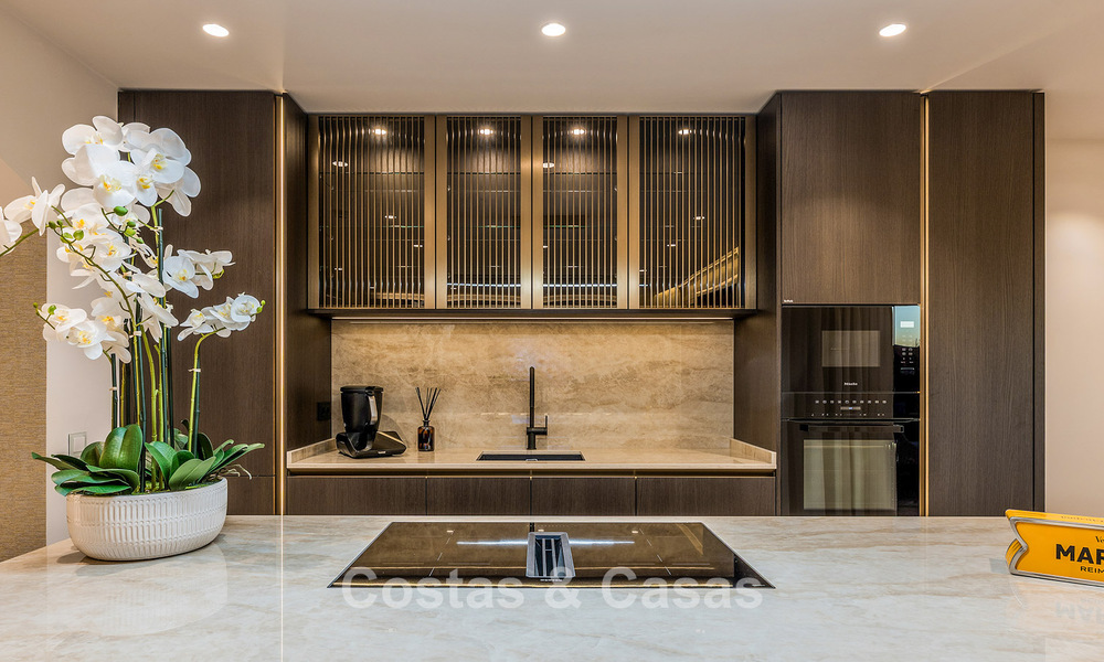 Ruim duplex penthouse te koop met zeezicht in een iconisch strandcomplex op de New Golden Mile, Marbella - Estepona 790867